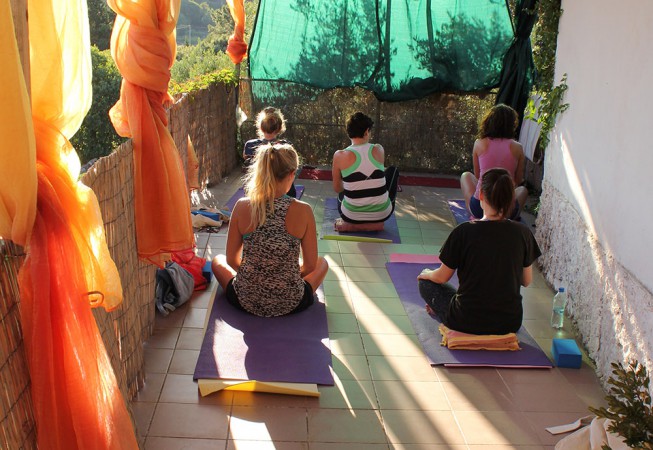 Yoga auf der Terrasse